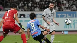 Lionel Messi. Striker Argentina berusia 35 tahun yang kini memasuki musim kedua bersama PSG ini total telah dua kali tampil dalam pramusim 2022/2023. Pada laga pertama (15/7/2022) menghadapi Quevilly-Rouen di Camp des Loges Stadium, Prancis, PSG menang 2-0 dan Lionel Messi ikut andil saat timnya mendapatkan hadiah penalti dalam proses gol pertama. Sementara di laga kedua (20/7/2022) saat PSG menang 2-1 atas Kawasaki Frontale, Lionel Messi menyumbang 1 gol. (AP/Eugene Hoshiko)