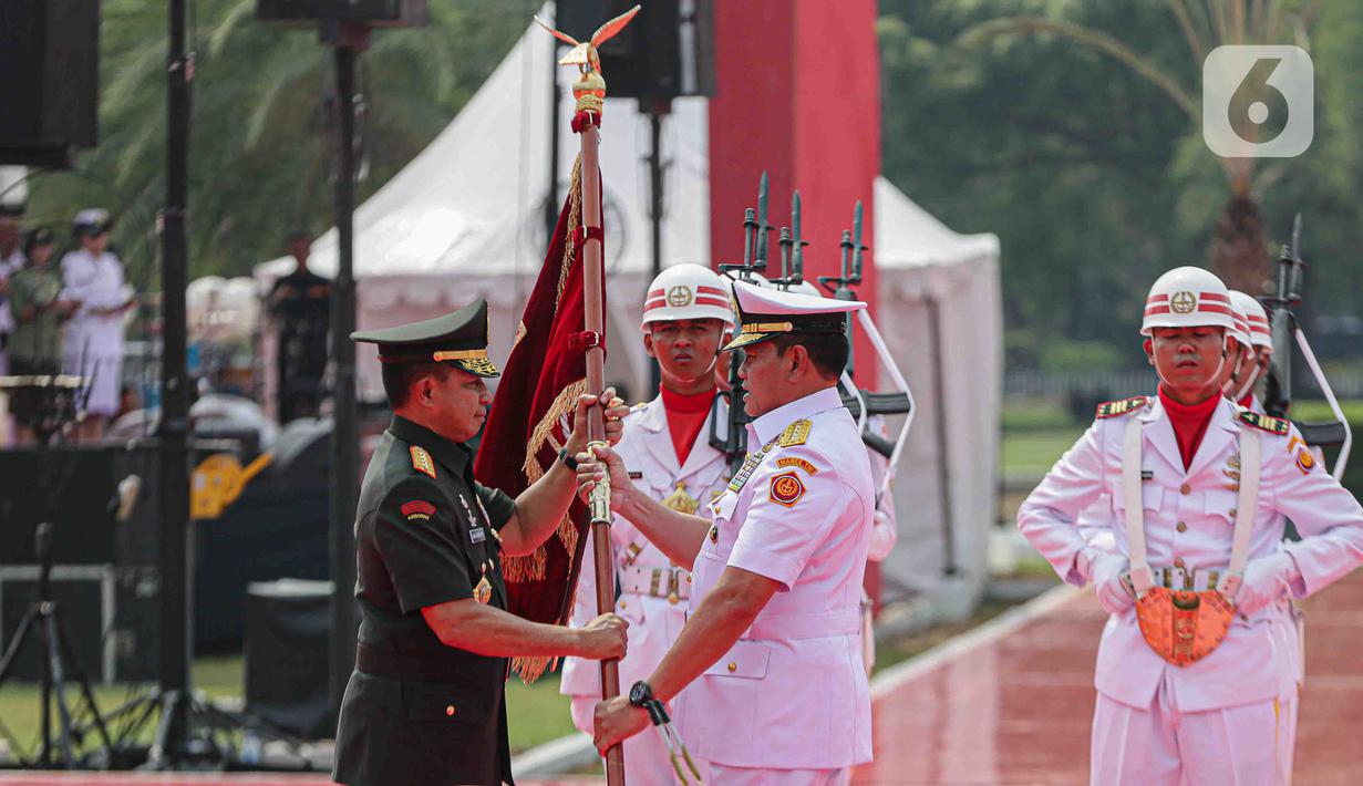 Panglima TNI yang baru Jenderal TNI Agus Subiyanto (kiri) menerima bendera Panji TNI Tri Dharma Eka Karma dari pejabat lama Laksamana TNI Yudo Margono saat Upacara Serah Terima Jabatan di Mabes TNI, Cilangkap, Jakarta Timur, Rabu (22/11/2023). (Liputan6.com/Faizal Fanani)