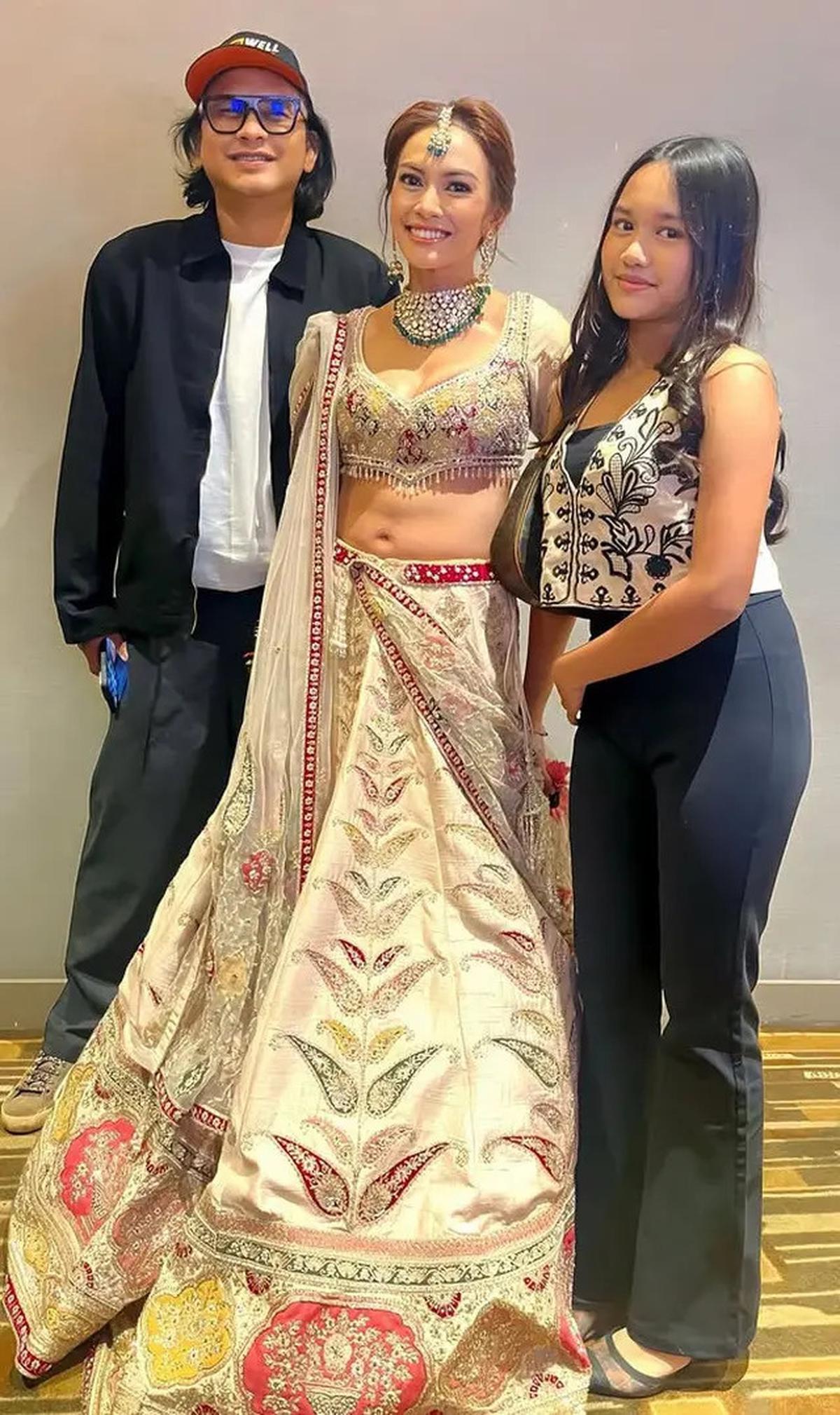 6 Pesona Masayu Anastasia Dibalut Lehenga Busana Khas Perempuan India saat Premier Film Terbarunya