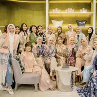 Deretam koleksi modest wear yang terinspirasi dari bunga eksotis dalam koleksi RiaMiranda Signature Pre=Fall Collection 2024.