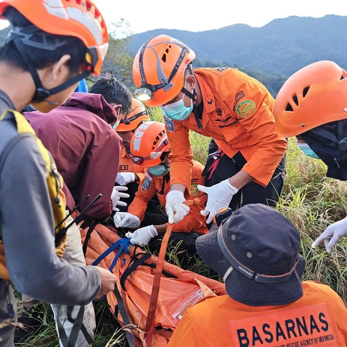 Evakuasi Pendaki Tersambar Petir di Gunung Monrolo