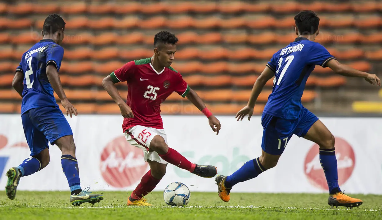 Gelandang Timnas Indonesia, Osvaldo Haay, mengocek pemain Thailand pada laga SEA Games di Stadion Shah Alam, Selangor, Selasa (15/8/2017). Kedua negara bermain imbang 1-1. (Bola.com/Vitalis Yogi Trisna)