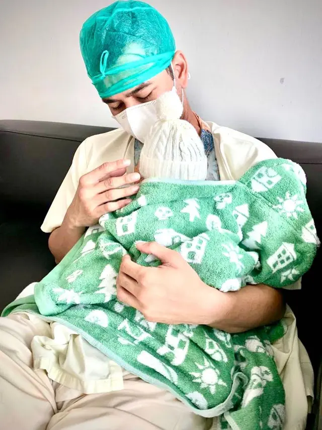 6 Potret Perdana Nagita Slavina dan Raffi Ahmad Gendong Putra Keduanya, Bikin Gemas