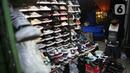 Calon konsumen melihat-lihat  sepatu impor dari Vietnam dan China di salah satu toko di Jakarta, Selasa (1/9/2020). Kementerian Perdagangan memperketat prosedur impor produk alas kaki dan barang konsumsi lainnya melalui Peraturan Menteri Perdagangan No. 68/2020. (Liputan6.com/Faizal Fanani)