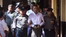 Tersangka pembunuh penasihat hukum pemerintahan Liga Nasional untuk Demokrasi (NLD), Ko Ni Kyi Lin dan Aung Win Zaw dikawal polisi saat tiba untuk menjalani sidang putusan pengadilan di Yangon (15/2). (AFP Photo/Myo Kyaw Soe)