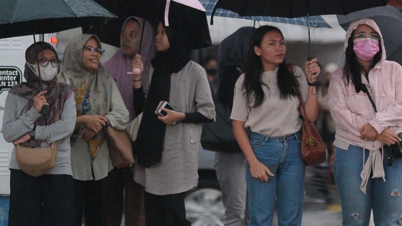 FOTO: Waspada Potensi Hujan Disertai Petir dan Angin Kencang di DKI Jakarta