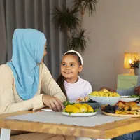 Siapkan menu sahur dan berbuka yang penuh gizi untuk membantu anak beraktivitas seperti hari biasanya. (Foto: Freepik/Freepik)