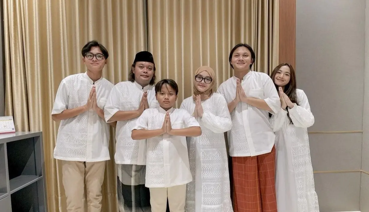 Selaim coklat, mereka juga kompak memakai pakaian serba putih