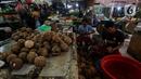 Pedagang mengupas kelapa dagangannya di Pasar Tebet Timur, Jakarta, Senin (4/1/2021). Selama tahun 2020 atau Januari hingga Desember terjadi inflasi sebesar 1,68 persen atau terjadi kenaikan indeks dari 103,93 pada Desember 2019 menjadi 105,68 pada Desember 2020. (Liputan6.com/Johan Tallo)