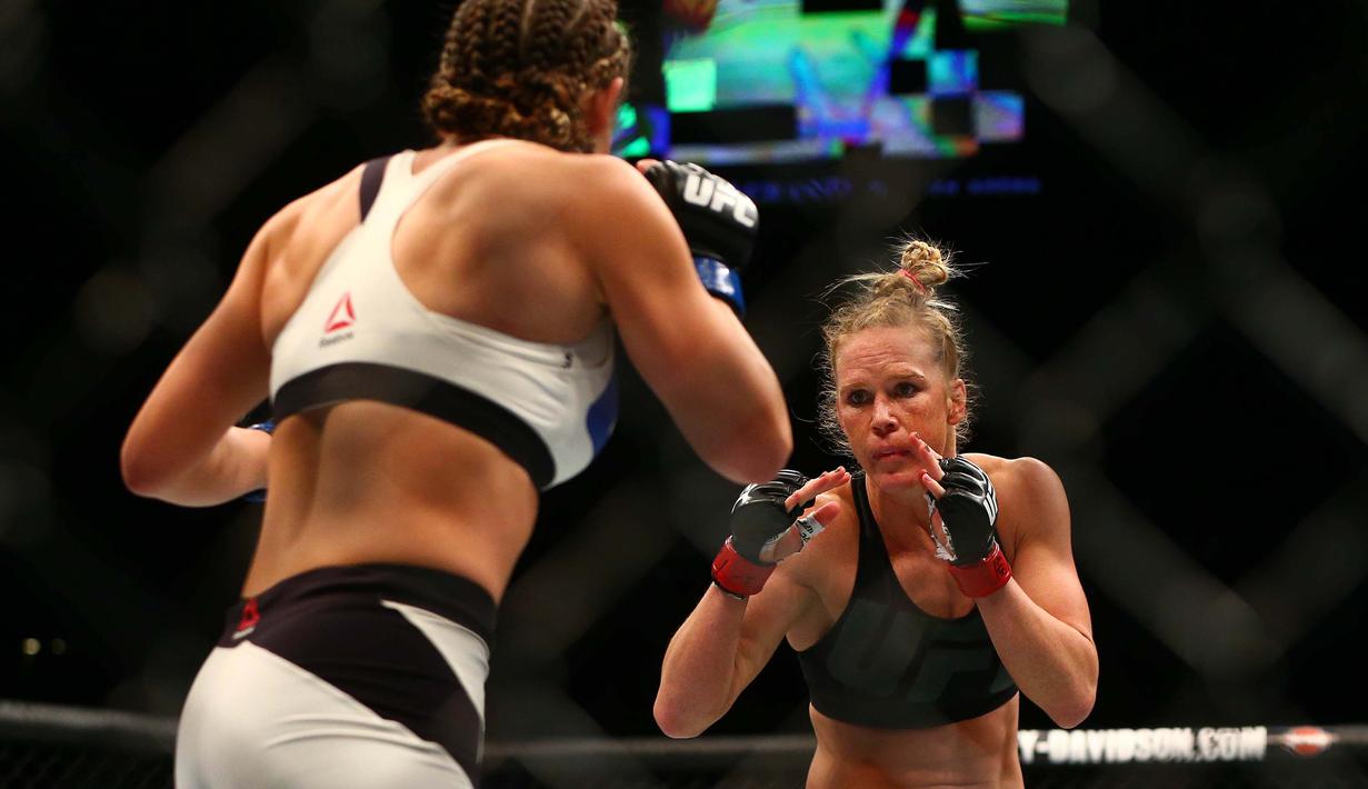 Holly Holm (kanan) mencoba mencari kelemahan Miesha Tate pada ajang UFC 196 di MGM Grand Garden Arena, Las Vegas, Amerika Serikat, Minggu (6/3/2016)  (Reuters/Mark J. Rebilas-USA TODAY Sports)