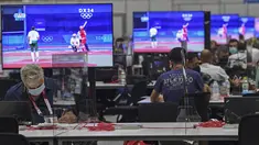 Wartawan beraktivitas di dalam Main Press Center (MPC) Olimpiade Tokyo 2020 di Tokyo pada Kamis (22/7/2021). Main Press Center mulai ramai dengan para jurnalis dari berbagai negara jelang pembukaan Olimpiade Tokyo 2020 pada 23 Juli mendatang. (Martin BERNETTI / AFP)