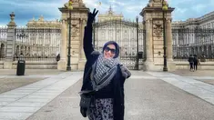 Dalam liburannya ke luar negeri, wanita yang kerap disapa Bu CEO ini tampil stylish dengan berbagai gaya berhijabnya. Seperti saat liburan di Spanyol, Dine Mutiara nampak mengenakan jaket tebal berwarna hitam dan kerudung yang senada. (Liputan6.com/IG/@dine.pearl)