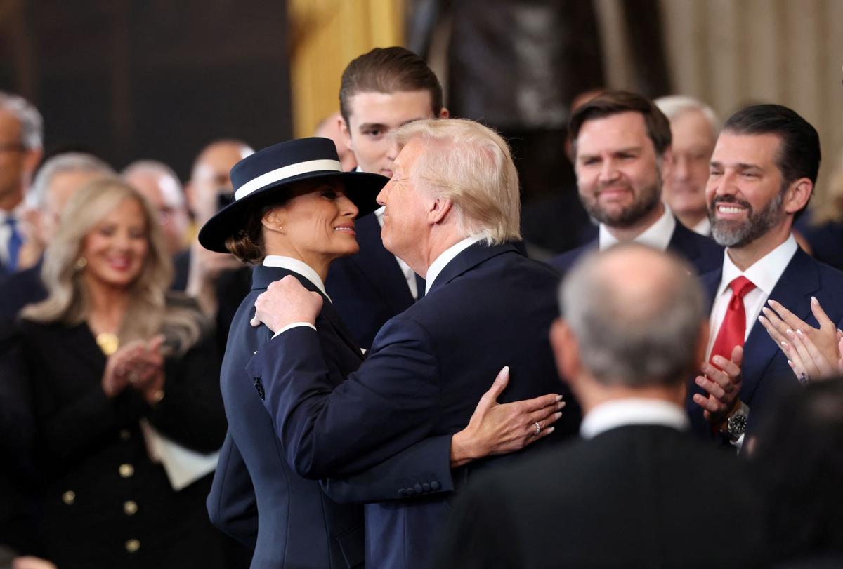 Momen Donald Trump Mau Cium Istri tapi Terhalang Topi