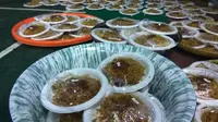 Penyelenggara Festival 1.000 Piring Nasi Goreng Gratis di Pekalongan, Jateng, dari karang taruna desa, namun animo masyarakat yang datang begitu luar biasa. (Liputan6.com/Fajar Eko Nugroho)