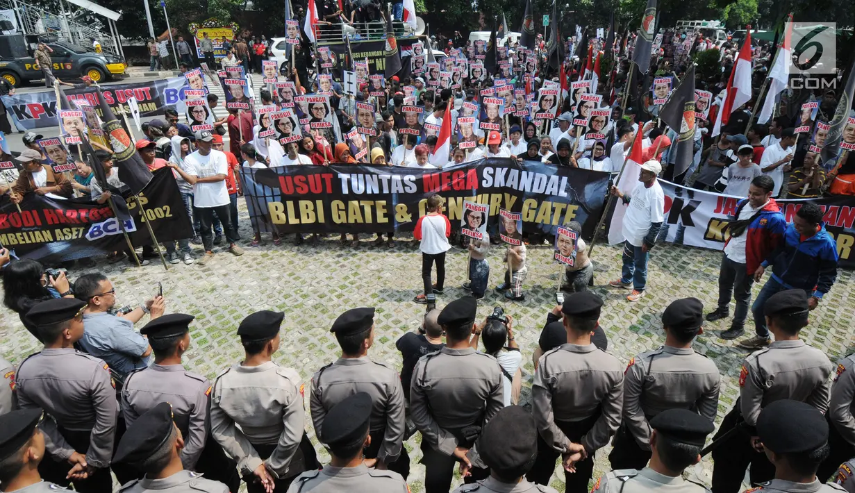 Polisi menjaga unjuk rasa yang dilakukan oleh ratusan massa Hidupkan Masyarakat Sejahtera (HMS) di depan Gedung KPK, Jakarta, Rabu (17/7). Massa menuntut KPK segera menuntaskan kasus mega skandal BLBI dan Century. (Merdeka.com/Dwi Narwoko)