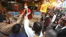Warga mengenakan masker untuk mencegah penyebaran virus corona berbelanja untuk perayaan Tahun Baru Imlek di pasar Dihua Street di Taipei, Taiwan, Rabu (10/2/2021).  Warga Taiwan mulai berburu makanan lezat, barang kering, dan pernak-pernik lainnya untuk merayakan Imlek. (AP Photo/Chiang Ying-ying)
