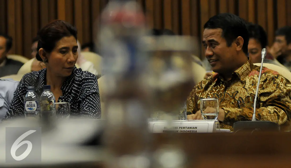 Menteri Kelautan dan Perikanan Susi Pudjiastuti dan Menteri Pertanian Amran Sulaiman berbincang saat rapat kerja dengan Komisi IV DPR, Jakarta, Kamis (19/11). Rapat itu membahas RKAKL Tahun Anggaran 2016. (Liputan6.com/Johan Tallo)