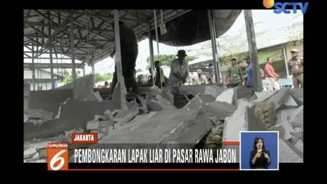 Satpol PP bongkar pulukan lapak pedagang tak berizin di Pasar Rawa Jambon, Meruya Kembangan, Jakarta Barat.