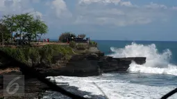 Deburan ombak menerjang tebing yang ada di kawasan Tanah Lot, Bali, 31 Agustus 2015. Kawasan wisata Tanah Lot masih menjadi primadona bagi wisatawan yang berkunjung ke Bali. (Liputan6.com/Helmi Fithriansyah)