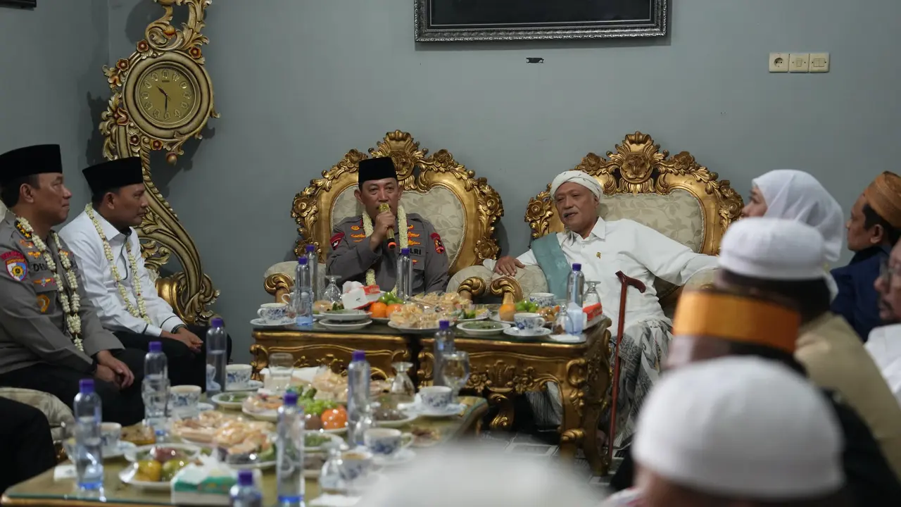 Kapolri Jenderal Listyo Sigit Prabowo bersilaturahmi ke Pondok Pesantren (Ponpes) Al-Hamidy Banyuanyar, Pamekasan, Jawa Timur, Selasa (5/8) (Istimewa)