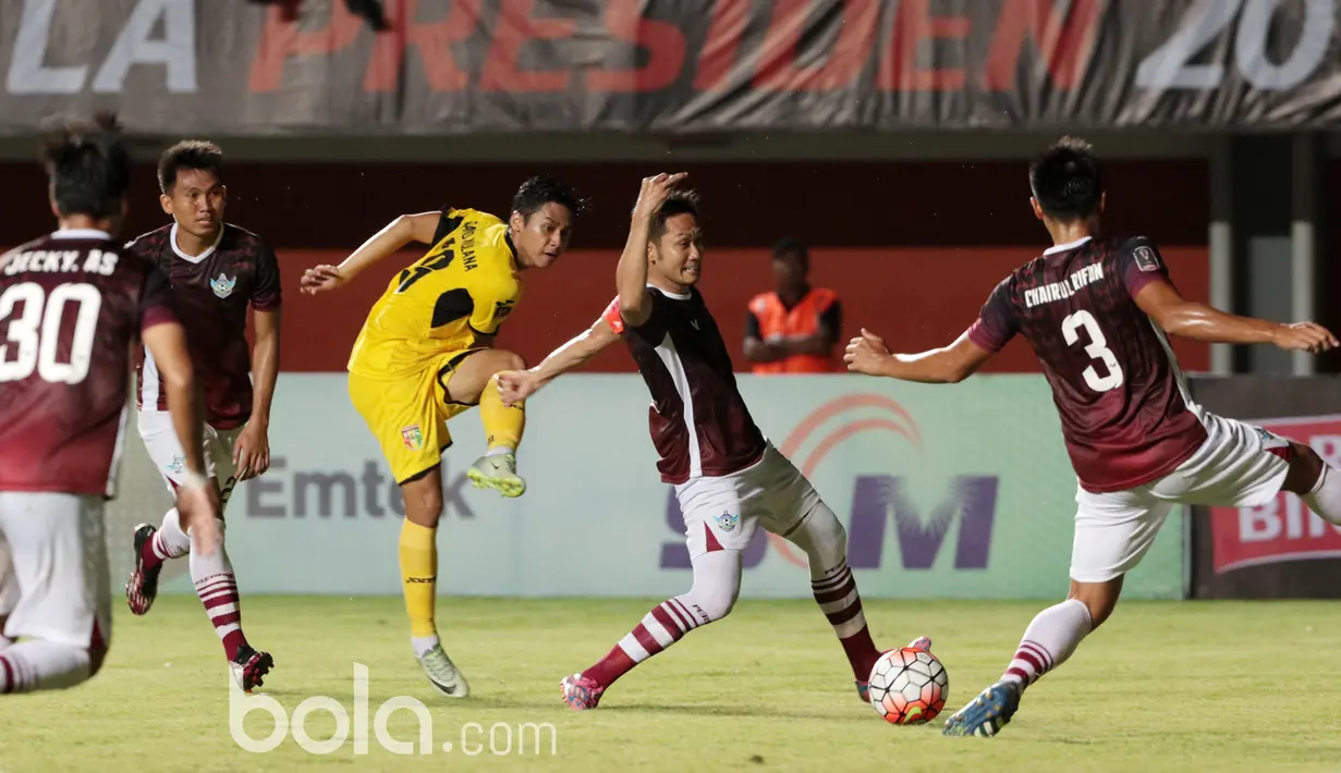 Tembakan Septian David Maulana melewati hadangan para pemain Gresik United pada partai kedua Grup 1 Piala Presiden 2017 di Stadion Maguwoharjo, Sleman, Sabtu (4/2/2017). Mitra Kukar menang 1-0. (Bola.com/Nicklas Hanoatubun)