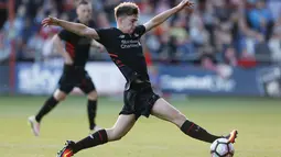 Pemain Liverpool, Ben Woodburn mengontrol bola saat timnya melawan Fleetwood Town pada laga uji coba di Stadion Highbury, (13/7/2016). (Action Images via Reuters/Ed Sykes)