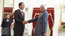 Presiden Joko Widodo berjabat tangan dengan Wapres India Mohammad Hamid Ansari di Istana Merdeka, Jakarta, Senin (2/11/2015). India dan Indonesia membahas kerjasama di bidang keamanan maritim, pendidikan, batubara dan farmasi.(Liputan6.com/Faizal Fanani)