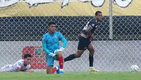 Dewa United mengawali langkahnya di BRI Liga 1 2023/2024 dengan memetik tiga poin penuh setelah mengalahkan tamunya Arema FC 1-0 di Stadion Indomilk Arena, Tangerang, Minggu (2/7/2023). Gol tunggal kemenangan Dewa United dilesakkan oleh legiun asing mereka Alex Martins Ferreira dengan sebuah tandukan kepala memanfaatkan umpan silang Majed Osman pada menit ke-74. (Bola.com/Bagaskara Lazuardi)