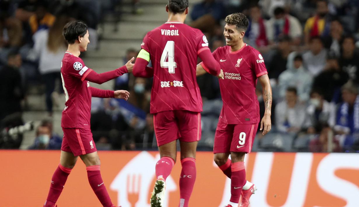 Penyerang Liverpool, Roberto Firmino berselebrasi dengan rekan setimnya usai mencetak gol ke gawang Porto pada pertandingan grup B Liga Champions di stadion Dragao di Porto, Portugal, Rabu (29/9/2021). Dengan hasil ini, Liverpool masih berada di puncak klasemen dengan 6 poin. (AP Photo/Luis) Vieira)