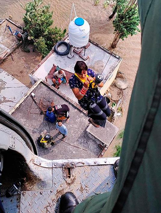 Perdana Menteri Narendra Modi juga menyebut bencana alam baru-baru ini telah menyebabkan masalah yang tak terbayangkan bagi keluarga di India. (Indian Air Force via AP)