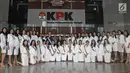 Puteri Indonesia Pariwisata 2017, Karina Nadila Niab bersama Wakil Ketua KPK Saut Situmorang serta para finalis Puteri Indonesia 2018 berfoto bersama seusai melakukan kunjungan di gedung KPK di Jakarta, Senin (5/3). (Liputan6.com/Herman Zakharia)