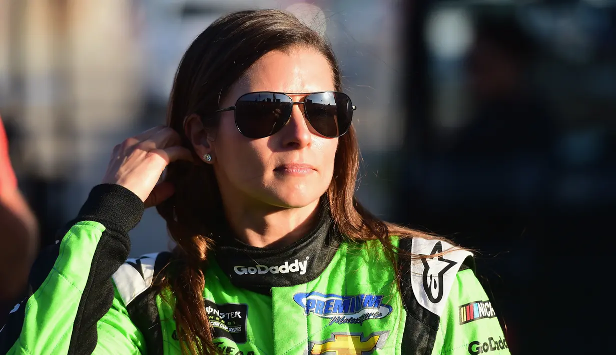 Pembalap wanita Danica Patrick berjalan dari pusat perawatan infield usai terlibat rabrakan di arena perlombaan balap Nascar Daytona 500 Cup di Daytona International Speedway (18/2). (Jared C. Tilton /Getty Images/AFP)