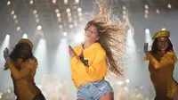 Beyonce pun tampil apik dan seksi saat manggug di Cochella. (instagram/beyonce)