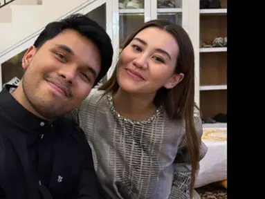 Terlihat di Story Instagramnya, ini adalah momen Aaliyah Massaid dan Thariq Halilintar buka bareng pada (25/3/2024). Tak hanya berdua, ada beberapa artis yang juga turut serta dalam momen buka bersama ini seperti Al Ghazali hingga Marsha Aruan. Makin lengket, pasangan yang terpaut usia 3 tahun ini didoakan segera melaju ke pernikahan. Tahun 2024 menjad tahun pertama keduanya bukber. (Liputan6.com/IG/@aaliyah.massaid)