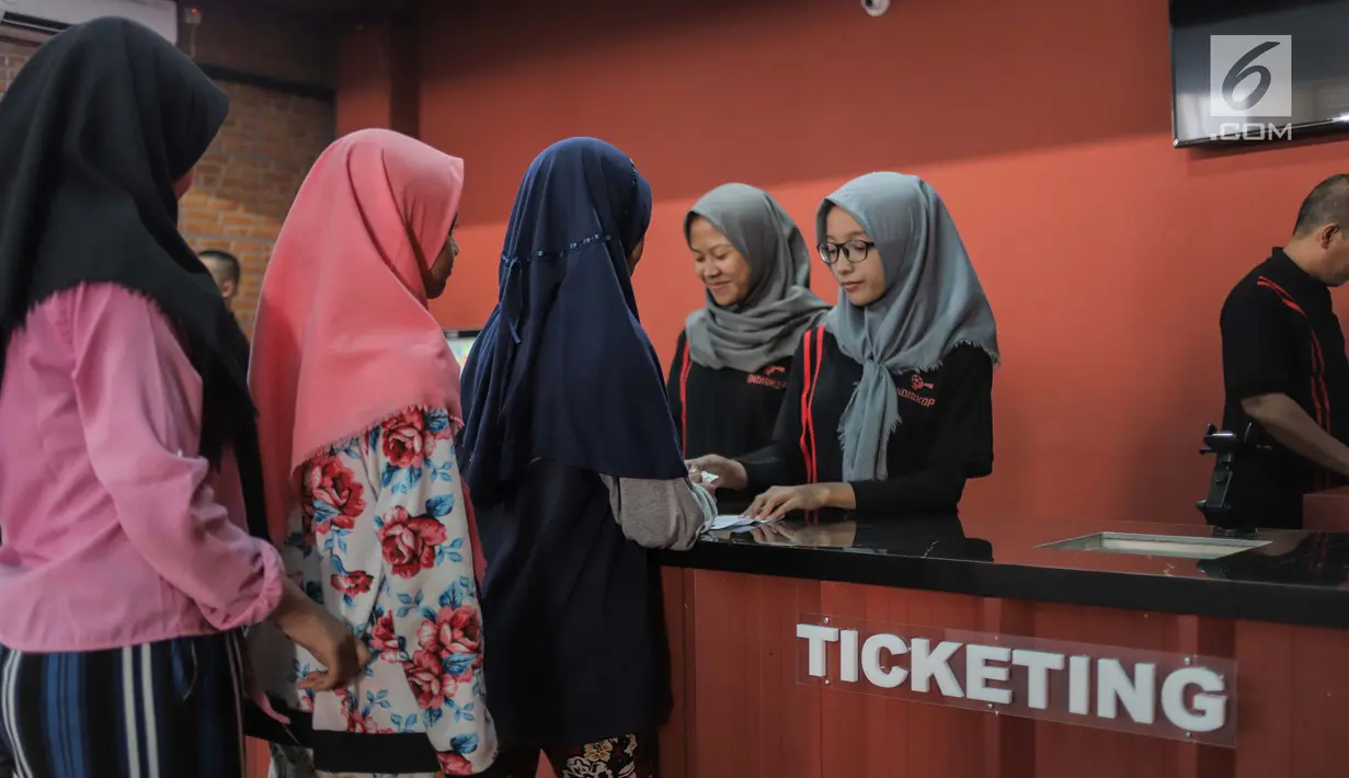 Anak-anak mengantre membeli tiket di Indiskop atau Bioskop Rakyat di dalam Pasar Jaya Teluk Gong, Penjaringan, Jakarta Utara, Rabu (3/6/2019). Bioskop rakyat ini masih dalam tahap uji coba yang nantinya akan diresmikan pada tanggal 10 Juli 2019 mendatang. (Liputan6.com/Faizal Fanani)