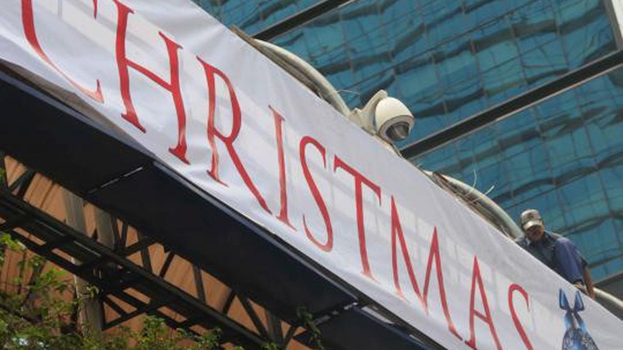Spanduk Natal hiasi jembatan penyeberangan Tosari 