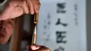 She Zhengjun, pewaris teknik tradisional pembuatan kuas Xuan, menunjukkan kuas Xuan buatannya di Jingxian, China (4/6/2020). Bulu kuas Xuan biasanya terbuat dari bulu kelinci, musang, atau kambing, tergantung kebutuhan penggunanya, sedangkan gagangnya biasanya terbuat dari bambu. (Xinhua/Zhang Duan)