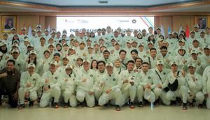 Menpora Erick Thoir, CdM Indonesia untuk SEA Games 2025 Bayu Priawan Djokosoetono, dan Ketua NOC Raja Sapta Oktohari berfoto bersama dengan kontingen Indonesia untuk SEA Games 2025 setelah acara pengukuhan di Auditorium Wisma Kemenpora, Senayan, Jakarta, Jumat (05/12/2025). (Bola.com/Bagaskara Lazuardi)