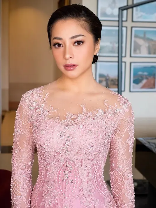 Tunangan Indra Priawan ini semakin memesona dalam balutan kebaya payet berwarna merah muda.  Makeup natural yang sedikit menonjolkan area mata, membuat Nikita Willy tampak makin cantik. (Liputan6.com/IG/nikitawillyofficial94)