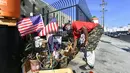 Veteran AS, Kendrick Bailey menata tempat tinggalnya yang berada di perkampungan tunawisma di Los Angeles, California (10/11). Usai Obama turun dari jabatan Presiden AS, Kendrick Bailey hidup di jalan sebagai tunawiswa. (AFP Photo/Frederic J. Brown)