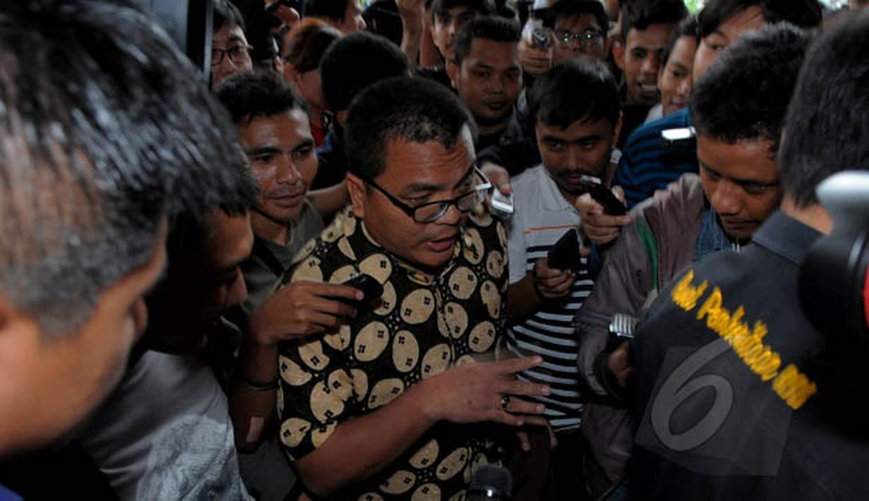Pengamat hukum, Denny Indrayana saat mendatangi Gedung KPK, Jakarta, Selasa (17/2/2015). Kedatangan Denny untuk membahas berbagai persoalan yang kini dihadapi KPK bersama pimpinan KPK. (Liputan6.com/Faisal R Syam)
