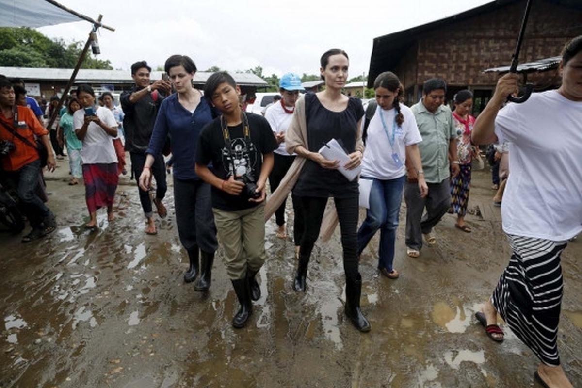 Senyum Angelina Jolie sapa pengungsi etnis Kachin di Myanmar