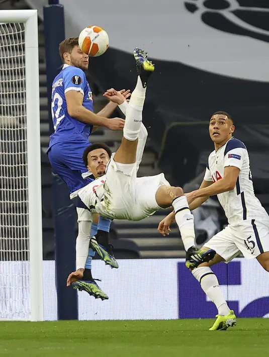 Gelandang Tottenham Hotspur, Dele Alli menendang bola untuk mencetak gol pertama timnya ke gawang Wolfsberger pada leg kedua 32 besar Liga Europa di Tottenham Stadium, Kamis (25/2/2021). Tottenham Hotspur berpesta gol usai menang 4-0 atas Wolfsberger. (Julian Finney/Pool via AP)