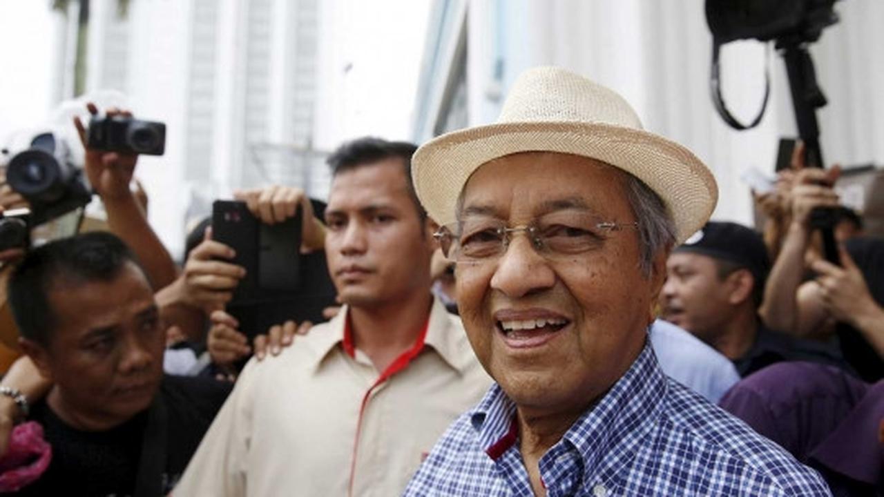 Bertopi koboi, Mahathir Mohamad ikut demo Najib Razak