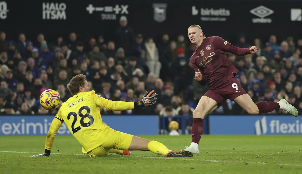 Pemain Manchester City, Erling Haaland mencetak gol ke gawang Ipswich Town pada laga lanjutan Liga Inggris 2024/2025 di Portman Road, Ipswich, Inggris, Senin (20/01/2025) dini hari WIB. (AP Photo/Ian Walton)