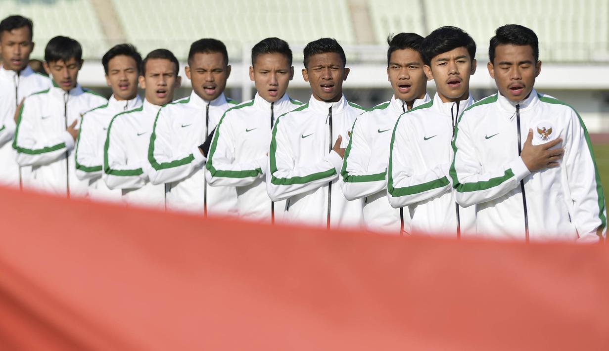 Pemain Indonesia U-19 menyanyikan lagu Indonesia Raya saat bertanding melawan Korea Selatan (Korsel) pada kualifikasi Piala Asia U-19 2018 di Stadion Paju, Sabtu (4/11/2017). Korsel menang 4-0 atas Indonesia. (AFP/Kim Doo-Ho)