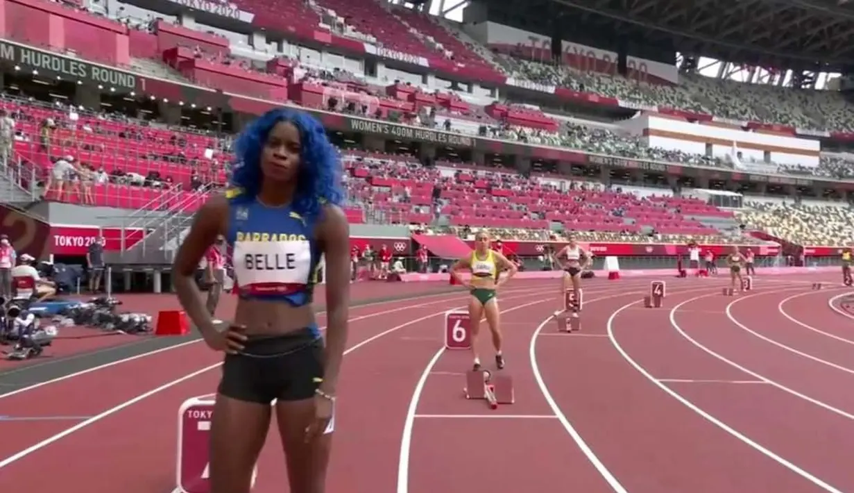 Tia Adana Belle dan rambut birunya. Tidak hanya itu, selama Olimpiade, Tia bahkan menyempurnakan tampilannya dengan lipstik berwarna merah. Foto: Instagram @olympicbb.