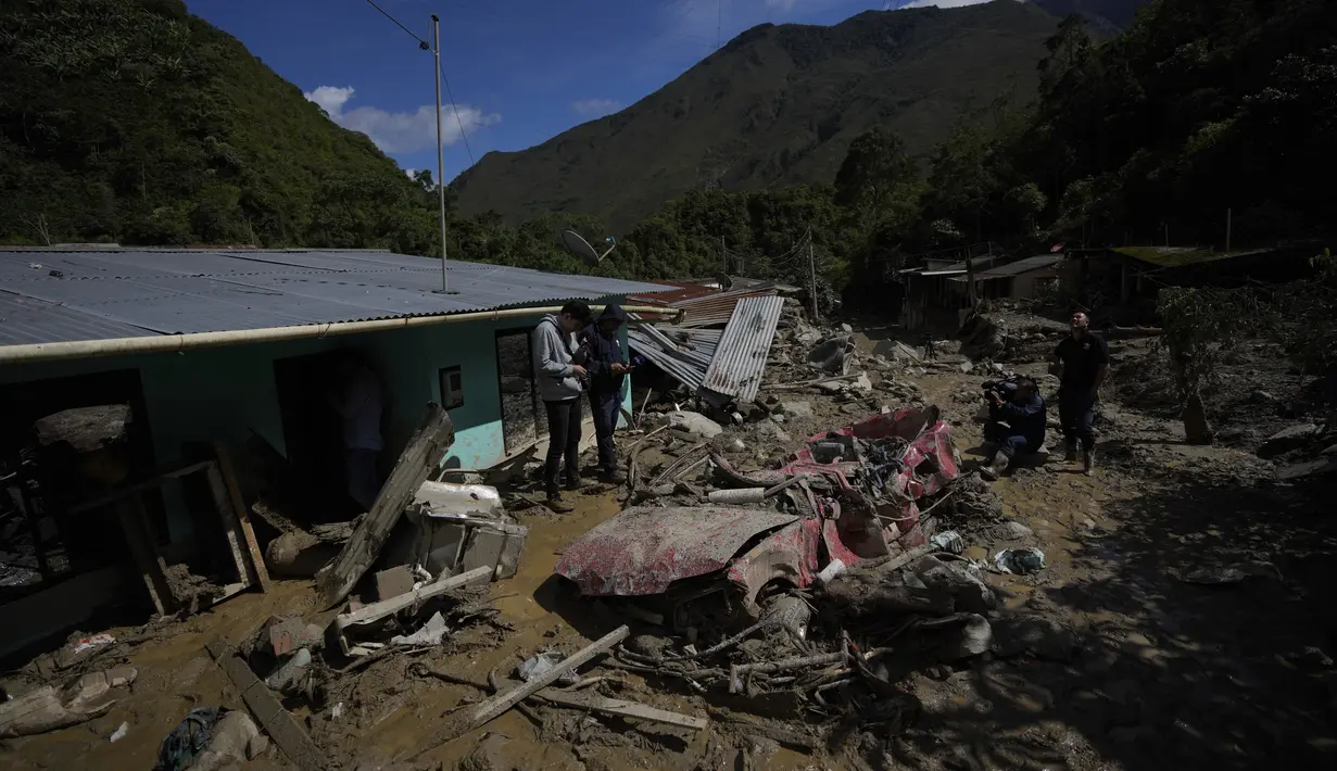 Longsoran lumpur dan puing-puing merobohkan beberapa rumah di Quetame, sebuah kotamadya yang terletak satu jam perjalanan ke tenggara Bogota. (AP Photo/Fernando Vergara)