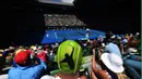 Seorang penggemar mengecat kepalanya dengan logo turnamen tenis Australia Terbuka saat berlangsungnya pertandingan di Melbourne Park, Australia, (25//2016). (EPA/Lukas Coch)