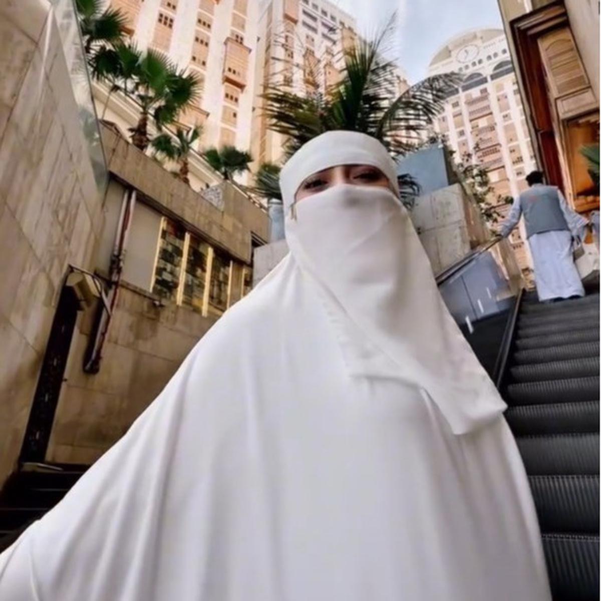 Meski Bercadar, Celine Evangelista Tetap Terlihat Cantik dan Anggun Pakai Gamis Putih saat Jalani Umrah Perdana